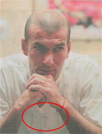 Le T-shirt de Zinedine Zidane avec ses trois éoliennes - Photo Didier Fèvre, L’Equipe